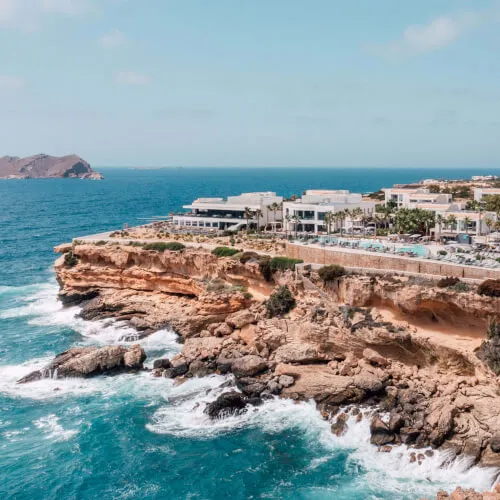 7Pines Resort auf einer Klippe mit Blick auf das Eiland Es Vedrà in Ibiza, Inbegriff des luxuriösen Küstenlebens