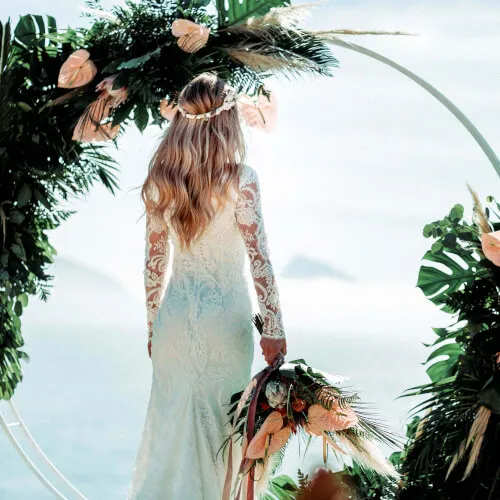 Braut in weißem Kleid mit Blumenstrauß bei einer Hochzeit im 7Pines Resort
