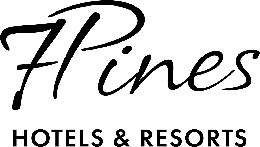 Logo von 7Pines Hotels & Resorts, das Luxus und vielfältige Erlebnisse hervorhebt