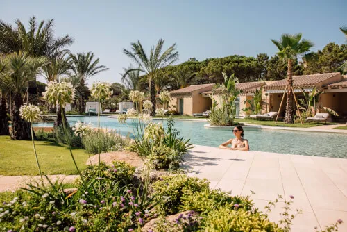 Frau entspannt im Pool von 7Pines Resort, das exklusiven Luxus bietet.