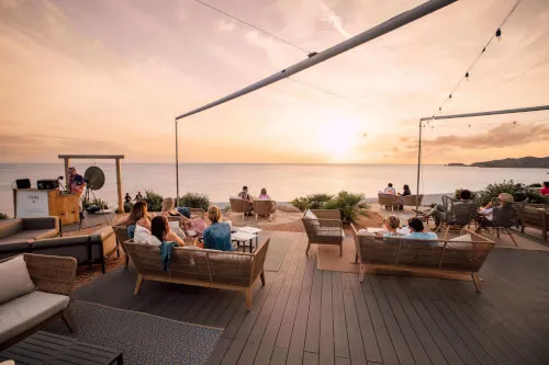Gruppe genießt Fine Dining auf einer Terrasse am Wasser im 7Pines Resort